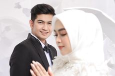 Diselimuti Songket Palembang bersama Ibunda Ria Ricis, Teuku Ryan Tersenyum Berjalan ke Meja Akad Nikah