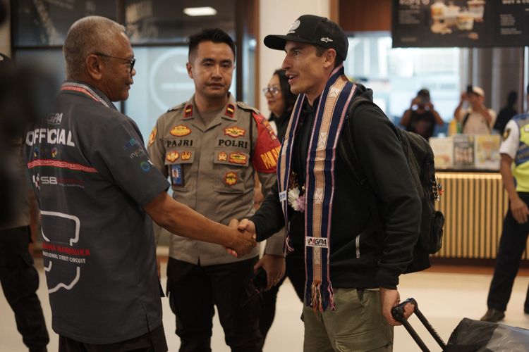 Pada Selasa 10 Oktober 2023, beberapa pebalap MotoGP telah tiba di Bandara Internasional Lombok untuk menjalani seri MotoGP Indonesia di Sirkuit Mandalika yang akan berlangsung pada 13-15 Oktober 2023. Tampak dalam foto pebalap Marc Marquez. 