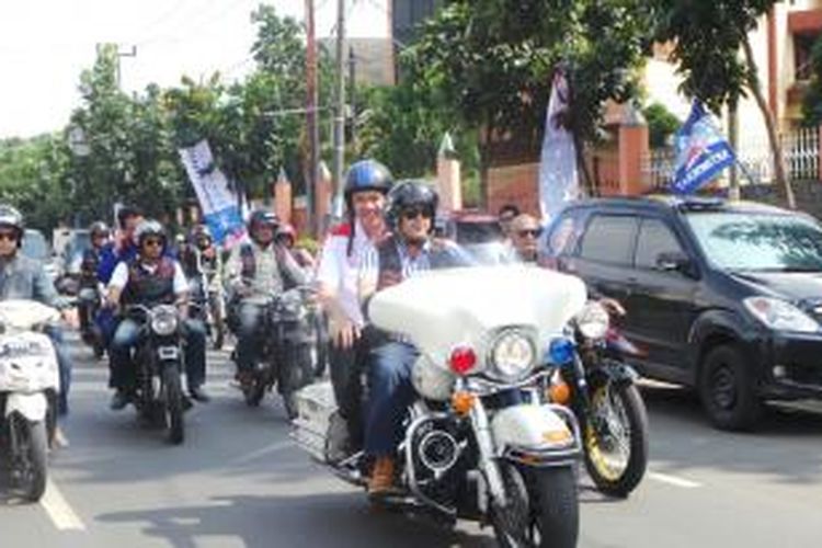 Bakal calon Presiden Gita Wirjawan menaiki motor Harley Davidson menuju lokasi debat konvensi capres Partai Demokrat di Hotel Harris, Bandung, Rabu (5/2/2014)