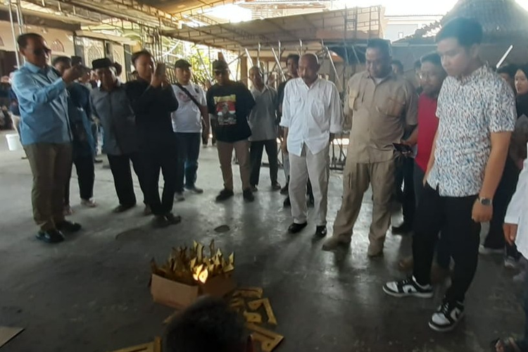 Bacawapres yang diusung KIM Gibran Rakabumung Raka mengunjungi sentra perajin tembaga di Tumang, Kecamatan Cepogo, Boyolali, Jawa Tengah, Sabtu (28/10/2023).