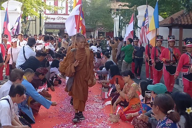 Tiba di Yogyakarta, 57 Bhikkhu Diterima Sri Sultan HB X di Bangsal Kepatihan