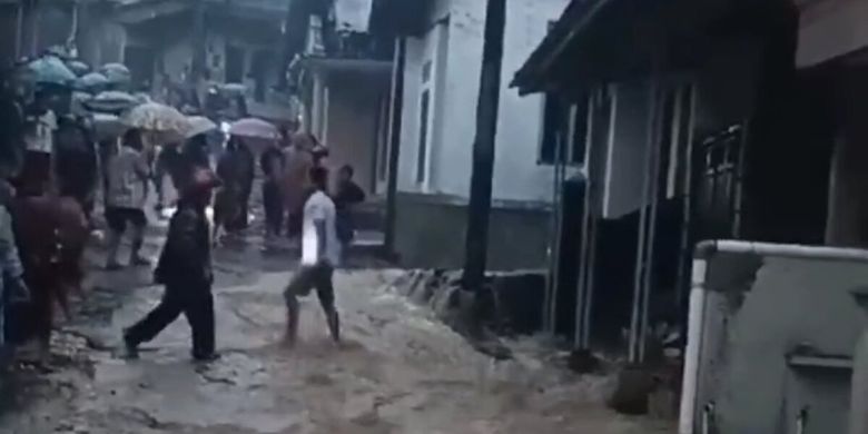 Tanah longsor di Kecamatan Watukumpul, Kabupaten Pemalang, Jawa Tengah, belasan rumah rusak berat dan ringan