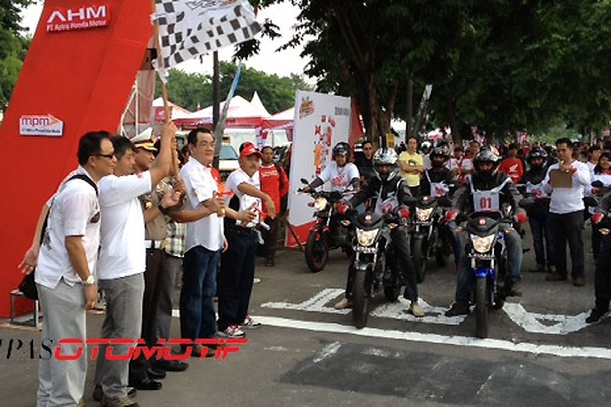 dilepas oleh jajaran manajemen AHM, Koichi Mizuno (Direktur Pemasaran), Agustinus Indraputra (GM Marketing Planning & Analysis Division) dan dari MPM Motor, Suwito M. (Presiden Direktur), Dandy Sean (Direktur) serta AKBP Sabilul Alif, Kasatlantas Polrestabes Surabaya.