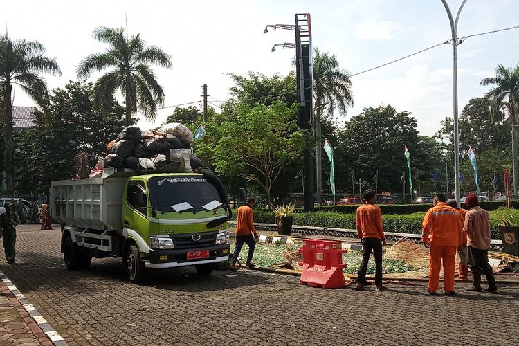 Puluhan ribu miras dihancurkan menggunakan alat berat di lapangan tegar beriman, Selasa (2/4/2019)