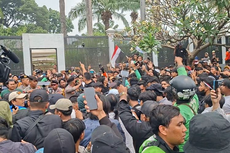 Pria Berhelm Bawa Golok Jadi Sasaran Amukan Massa Saat Aksi di Depan DPR