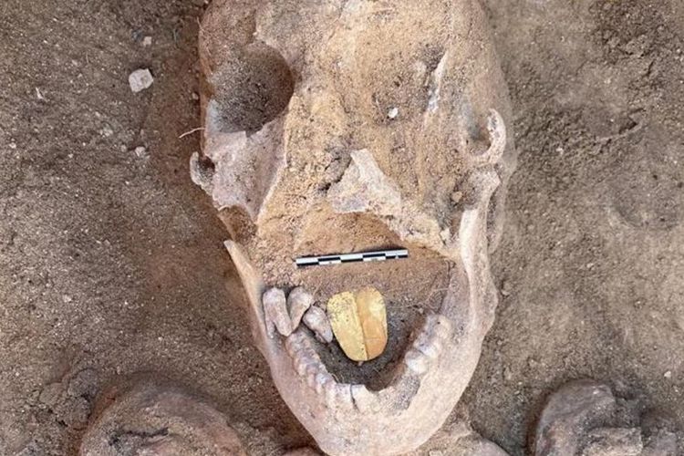 Diperkirakan orang yang meninggal dimakamkan 2.000 tahun lalu dengan lidah emas di dalam mulutnya agar mereka bisa berbicara di akhirat. [EGYPTIAN MINISTRY OF ANTIQUITIES VIA BBC INDONESIA]