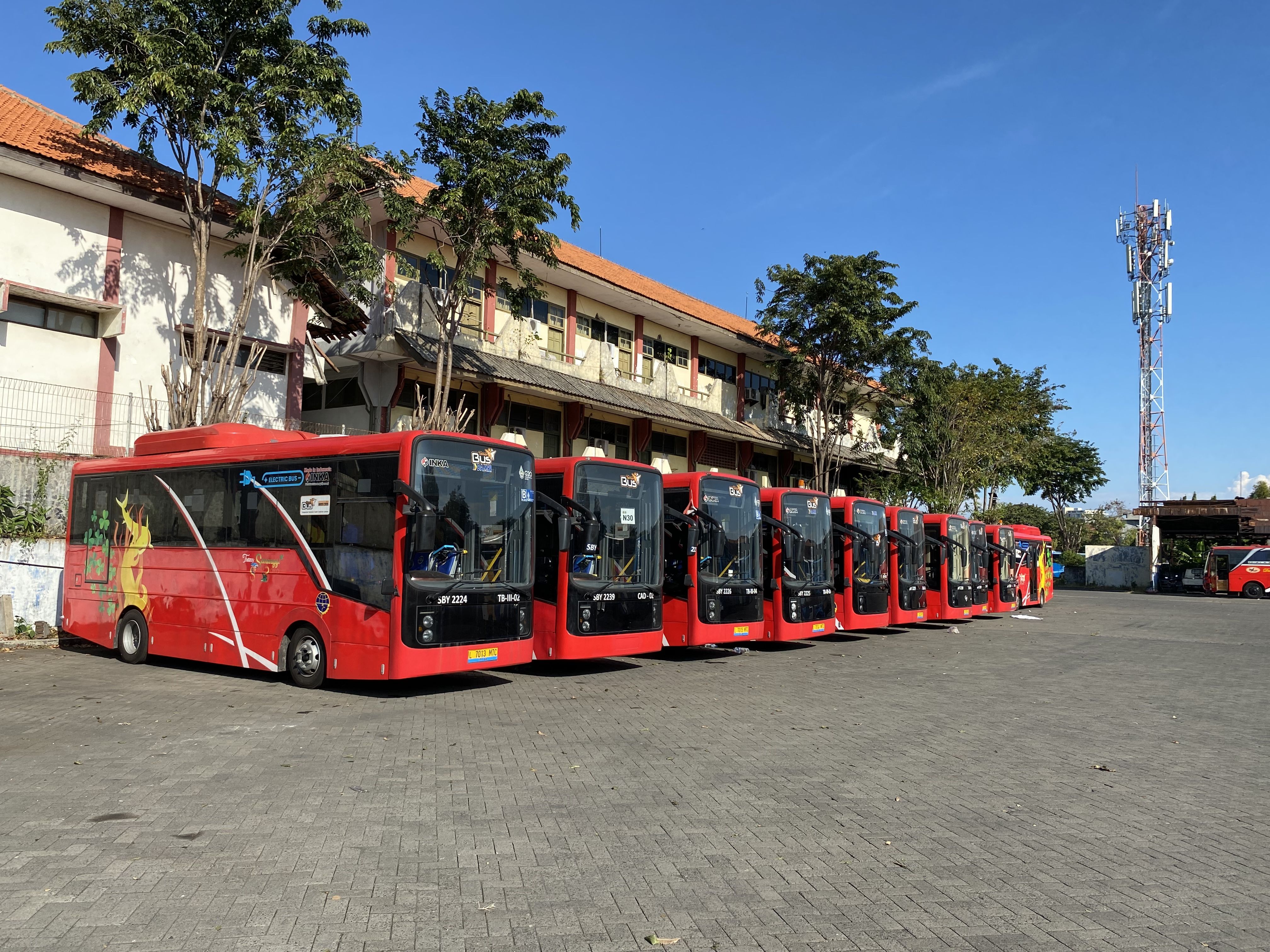 Belasan Bus Listrik Bekas KTT G20 Mangkrak di Garasi DAMRI Surabaya