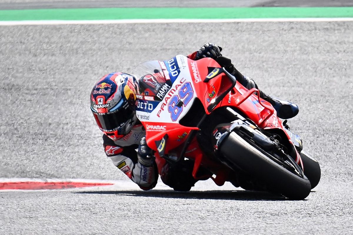 Jorge Martin saat berlaga pada MotoGP Austria 2021. (Photo by JOE KLAMAR / AFP)