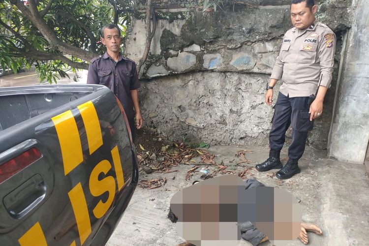 Pihak kepolisian beserta warga di Sukabumi, temukan mayat tanpa idenditas di rumah kosong. Senin (4/11/2024) siang.