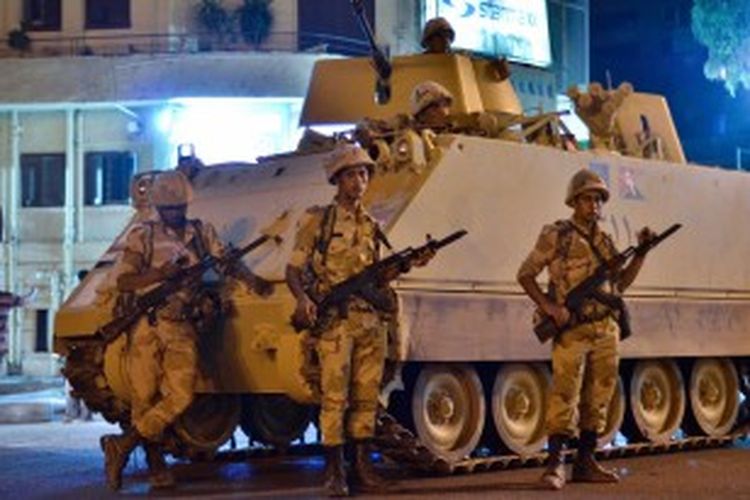 Tentara Mesir berpatroli di luar Universitas Kairo setelah militer mengambil alih kekuasaan Presiden Muhammad Mursi, Rabu (3/7/2013). 