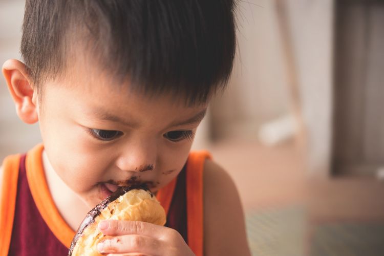 Ada dua langkah pertolongan pertama saat anak tersedak yang bisa dilakukan orangtua sebelum mendapatkan bantuan medis. Simak penjelasannya.