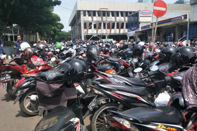 Kondisi area parkir di Polda Metro Jaya, Kamis (13/12/2018). Lahan parkir penuh jelang berakhirnya masa pemutihan denda pajak kendaraan pada Sabtu mendatang.