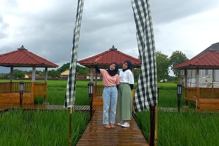 Warga berkunjung ke Dusun Sabin @dusunsabin di Desa Megulungkidul, Pituruh, Purworejo, Jawa Tengah. Oleh pihak bumdes, tempat tersebut kemudian dijadikan kafe yang dilengkapi gazebo dan taman anggur.