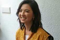 Foto Bareng Bong Joon Ho, Raline Shah Iseng Tukar Piala Oscar dengan Kipas