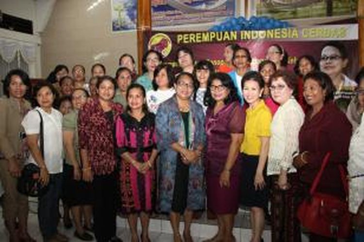 Menteri Pemberdayaan Perempuan Yohana Yembise saat berpose bersama sejumlah perempuan asal NTT di Gereja Anugerah Kota Kupang, NTT