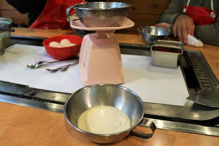 Tepung okonomiyaki di Restoran Osaka Botejyu adalah campuran terigu dan tepung talas, Sabtu (21/1/2023).