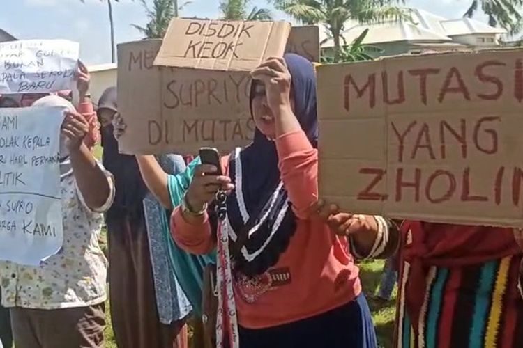 Ibu-ibu wali murid SDN Karamian 3 Kecamatan Maslembu berunjuk rasa menolak mutasi kepala sekolah karena memiliki jasa yang besar terhadap kemajuan sekolah.