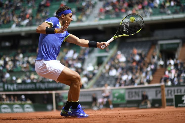 Petenis Spanyol, Rafael Nadal, saat menjalani pertandingan melawan Robin Haase (Belanda) pada babak kedua turnamen Prancis Terbuka di Paris, Rabu (31/5/2017). Nadal menang dengan skor 6-1, 6-4, 6-3.