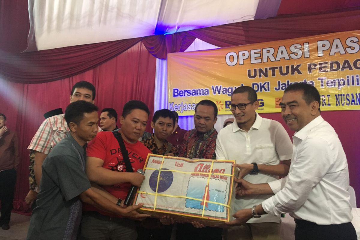 Wakil Gubernur DKI Jakarta terpilih, Sandiaga Uno melakukan pengecekan stok daging untuk lebaran di PT. Suri Nusantara Jaya Cold Storage di Cikarang, Bekasi, Senin (19/6/2017). 