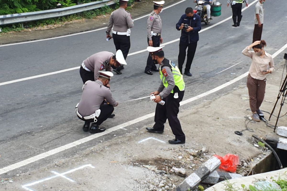 Petugas kepolisian, KNKT dan Dinas Perhubungan mulai melakukan olah TKP sekitar pukul 09.30 WIB. 

