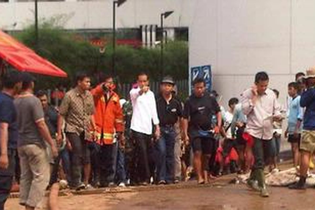 Gubernur DKI Jakarta Joko Widodo atau Jokowi meninjau proses evakuasi sejumlah orang yang terjebak di 