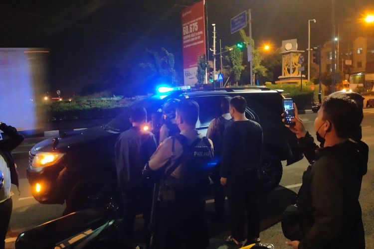 Mobil Daus Mini terjaring Tim Perintis Presisi Polres Metro Depok lantaran melanggar penggunaan lampu strobo, sirine hingga pelat palsu, Kamis (10/3/2022). (doc. Tim Perintis)