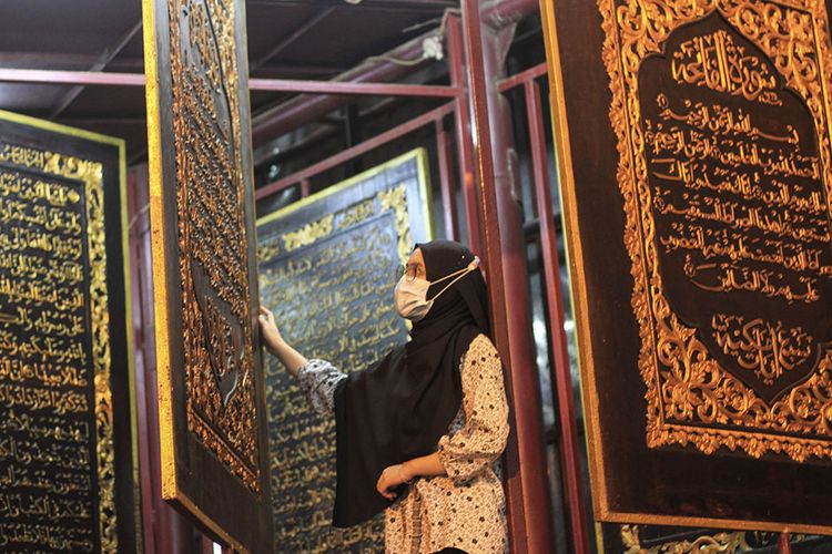 A local tourist is visiting the Al Quran Al-Akbar or what is often called the giant Al Quran, on Jalan Mohammad Amin, Palembang, South Sumatra, Saturday, April 24.