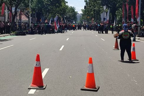 Massa Ojol Penolak ERP Terus Berdatangan ke Depan Balai Kota, Jalan Medan Merdeka Selatan Ditutup