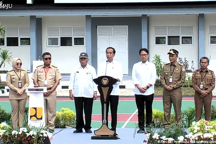 Presiden Joko Widodo meresmikan 3 ruas jalan daerah dan 147 bangunan berupa fasilitas kesehatan hingga sekolah yang telah rehabilitasi si Mamuju, Sulawesi Barat, Selasa (23/4/2024). 