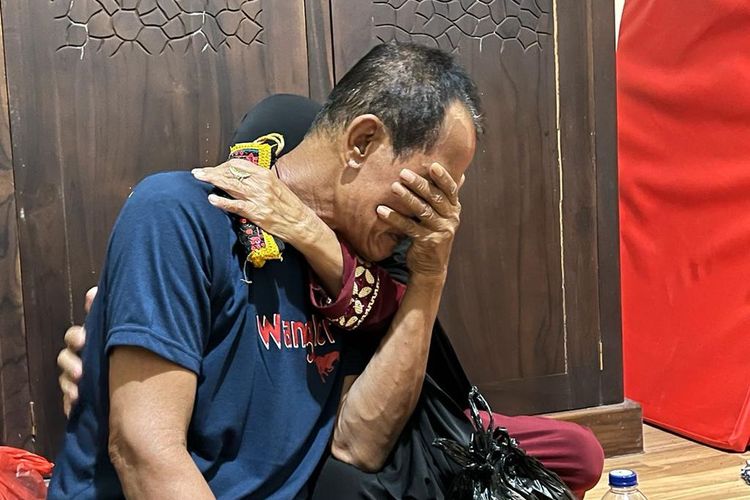 Naharuddin menangis dipeluk kerabatnya di sebuah penginapan di Kabupaten Pangkep, Sulawesi Selatan, Minggu (29/5/2022) malam. Naharuddin adalah salah satu korban selamat KM Ladang Pertiwi yang tenggelam di Selat Makassar.