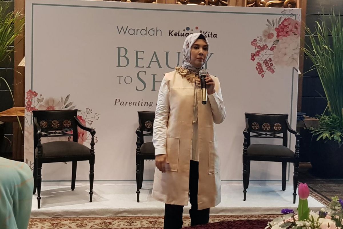 Pakar pendidikan Najelaa Shihab berbicara dalam acara yang digelar kosmetik Wardah di Jakarta, Rabu (20/12/2017). 