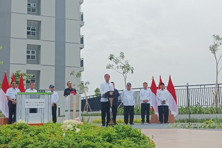 Presiden Joko Widodo saat meresmikan Hunian Milenial Indonesia yang berada di Rusun Semesta Mahata, Depok, Jawa Barat, pada Kamis (13/4/2023).