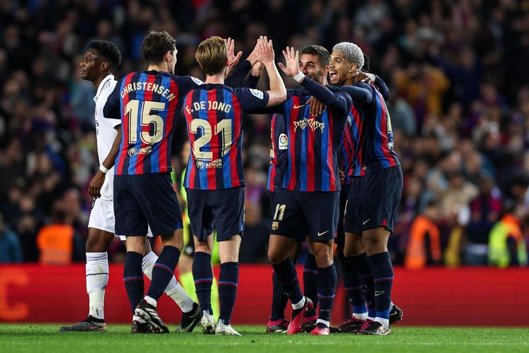 Skuad Barcelona merayakan kemenangan atas Real Madrid dalam duel El Clasico yang tersaji pada pekan ke-26 Liga Spanyol 2022-2023. Laga Barcelona vs Real Madrid yang digelar di Stadion Camp Nou pada Senin (20/3/2023) dini hari WIB itu berakhir dengan skor 2-1. Artikel ini berisi link live streaming Elche vs Barcelona.