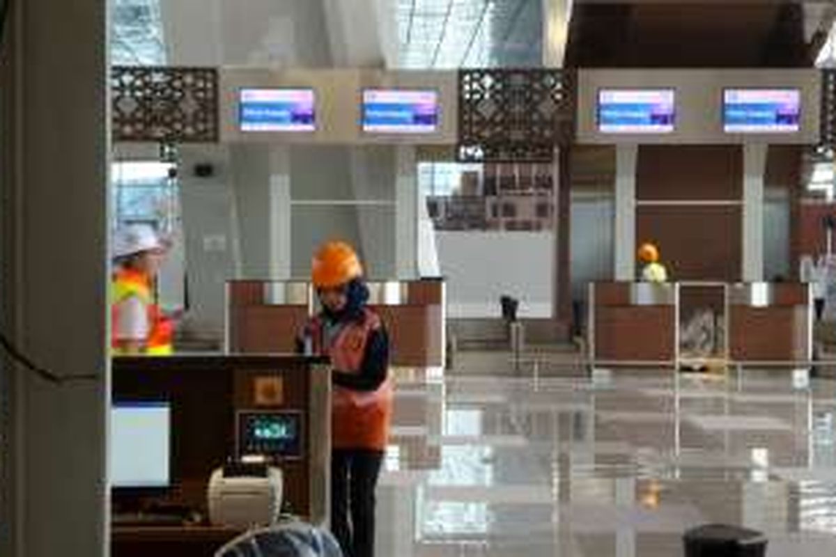 Seorang petugas membersihkan depan area check in Terminal 3 Ultimate Bandara Soekarno-Hatta, Tangerang, Minggu (12/6/2016). Terminal terbesar di Bandara Soekarno-Hatta ini akan dioperasikan pada 20 Juni 2016 mendatang. 