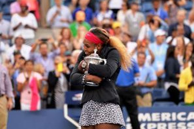 Petenis Amerika Serikat, Serena Williams, memeluk trofi juara AS Terbuka setelah mengalahkan petenis Denmark, Caroline Wozniacki, pada laga final di USTA Billie Jean King National Center, New York, Minggu (7/9/2014).