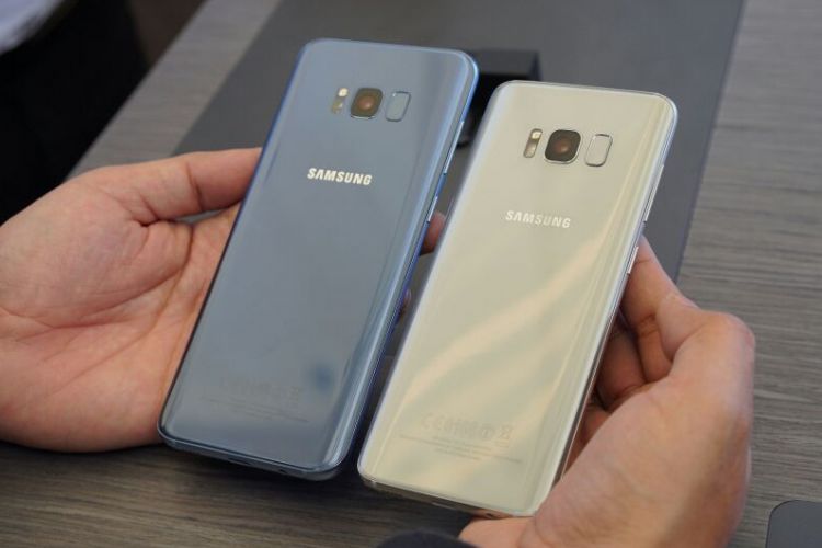 Galaxy S8+ (kiri) disandingkan dengan Galaxy S8 (kanan) saat acara peluncuran di New York, AS, Rabu (30/3/2017).