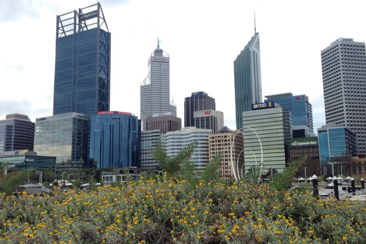 Nampak gedung-gedung tinggi menghiasi pusat kota di Perth, Australia Barat, Minggu (10/9/2017)