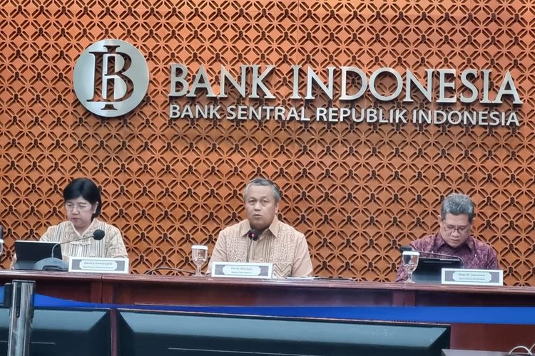Gubernur Bank Indonesia Perry Warjiyo (tengah) saat konferensi pers hasil Rapat Dewan Gubernur BI di kantornya, Jakarta, Kamis (24/8/2023).