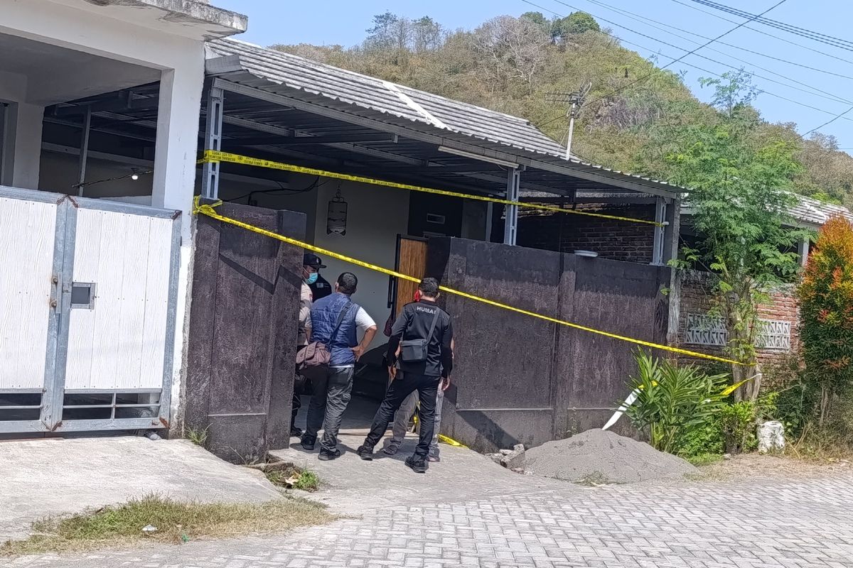Jenazah perempuan ditemukan dicor di dalam sumur di perumahan di Lombok Barat, Sabtu (23/8/2025).