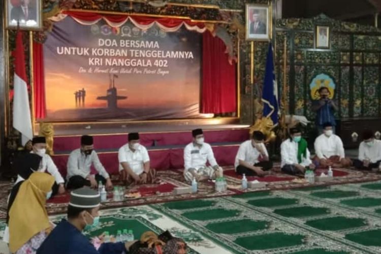 Doa bersama untuk korban KRI Nanggala 402 di pendapa Bupati Bangkalan yang dihadiri keluarga Serda Eko Prastyo dan jajaran forum komunikasi pimpinan daerah Kabupaten Bangkalan, Senin (26/4/2021) malam. Pemkab Bangkalan memberikan pendidikan gratis untuk anak korban KRI Nanggala 402.