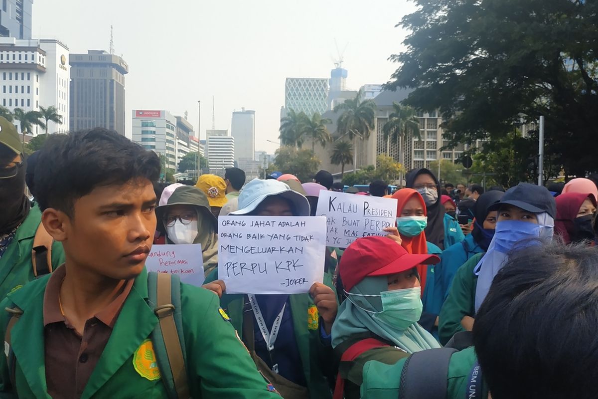 Mahasiswi membawa pesan mendesak Presiden RI Joko Widodo segera menerbitkan Perppu KPK untuk membatalkan UU KPK hasil revisi yang resmi berlaku pada Kamis (17/10/2019) ini.