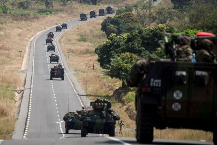 Konvoi kendaraan militer Perancis dari Kamerun menuju wilayah Afrika Tengah yang sedang bergolak. Perancis mengerahkan sebanyak 1.600 personel militernya untuk membantu memulihkan kondisi di Afrika Tengah.