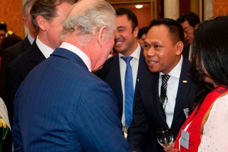 Gatot Subroto, mahasiswa S3 asal Indonesia diundang dan dijamu oleh Raja Charles III di Istana Buckingham, Inggris.
