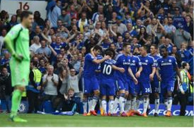 Para pemain Chelsea merayakan gol yang dicetak Loic Remy ke gawang Sunderland pada laga terakhir Premier League di Stamford Bridge, Minggu (24/5/2015). Chelsea menang 3-1.