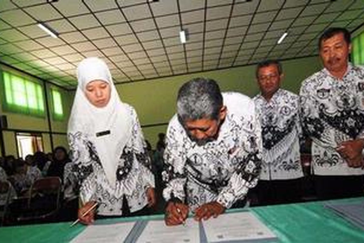 Para guru dan Pengawas Ujian Nasional (UN) di Kota Malang, Jawa Timur saat menandatangani pakta intergritas kejujuran untuk UN. Rabu (11/4/2012).