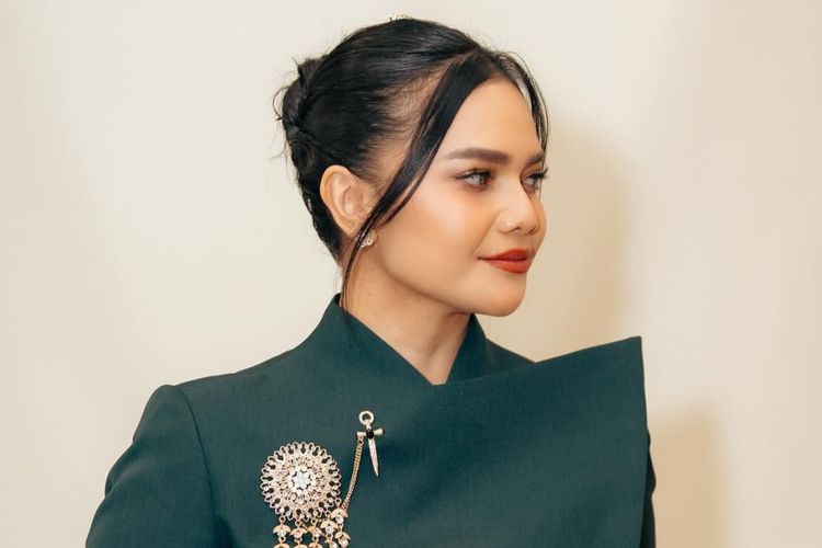 Gaya Citra Scholastika saat menjadi pemazmur pada malam Natal 2025.