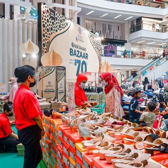 Suasana bazar di Matahari Department Store, Mal Citraland Tanjung Duren, Jakarta Barat, Minggu (2/5/2021).