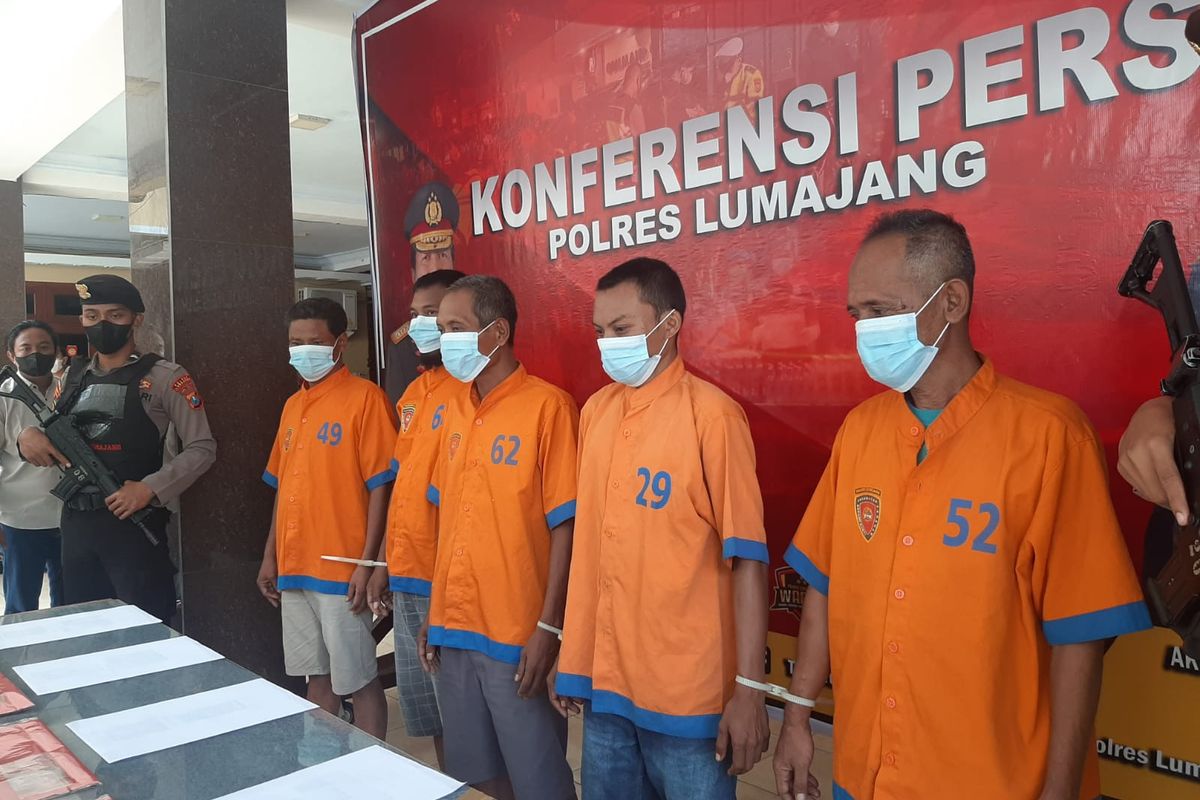 Lima orang tersangka kasus judi online saat dipamerkan kepada publik di Mapolres Lumajajng
