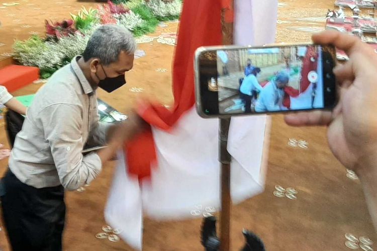 Mantan anggota Jamaah Islamiyah cium bendera merah putih usai membaca ikrar setia kepada NKRI di kantor Gubernur Jatim, Senin (8/8/2022).