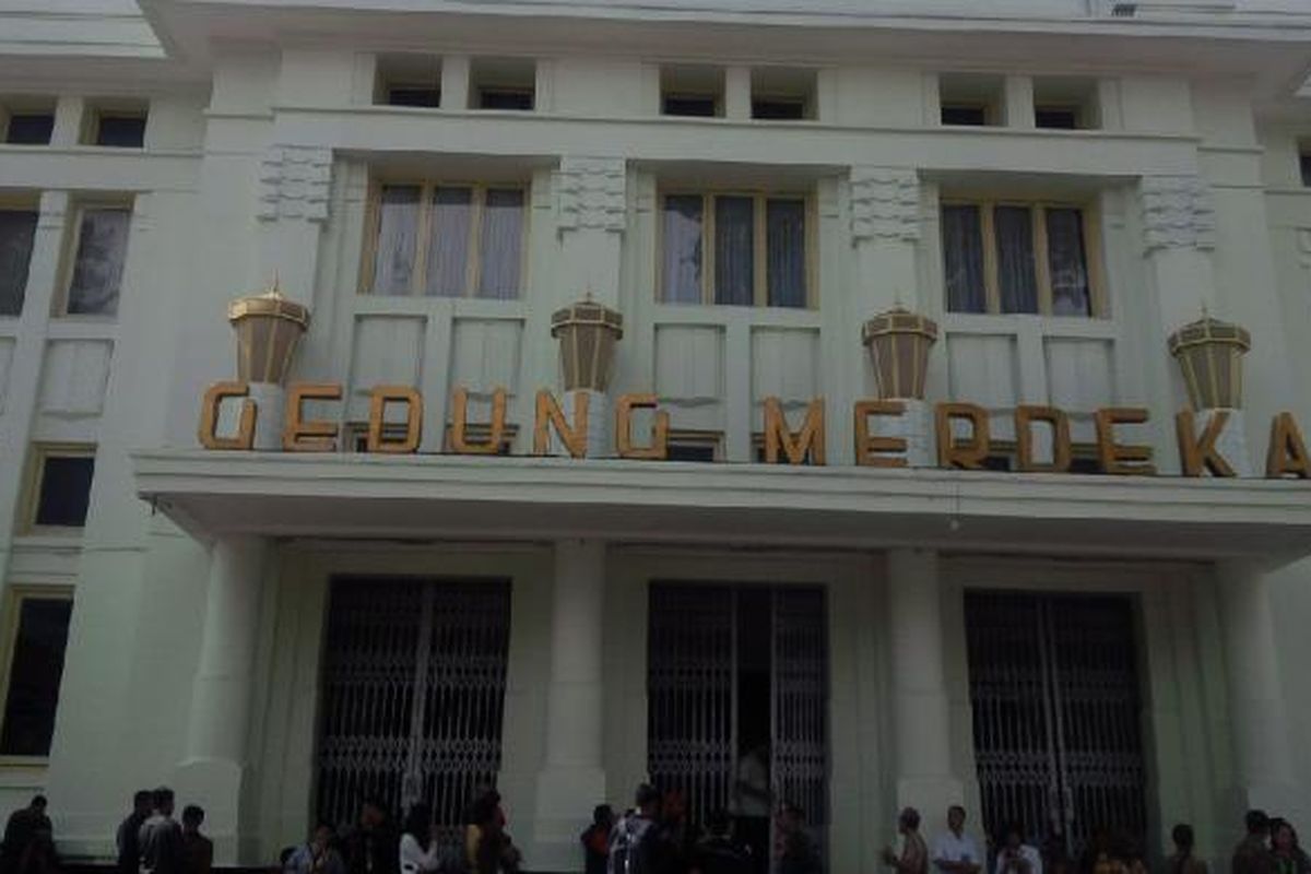 Gedung Merdeka di Jalan Asia Afrika Bandung. Gedung bersejarah ini merupakan tempat dilangsungkannya Konferensi Asia Afrika (KAA).